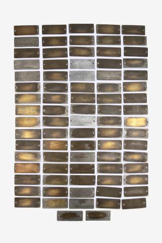 Placas de cadeiras da sinagoga do Col�gio I.L. Peretz