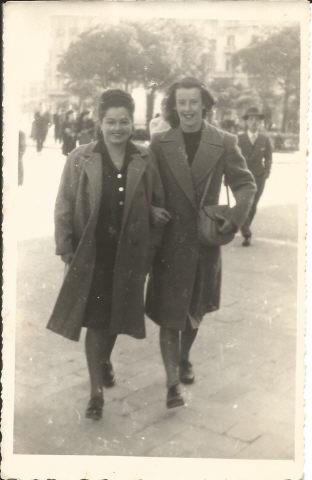 Foto de Gina e amiga em Bari, 1946